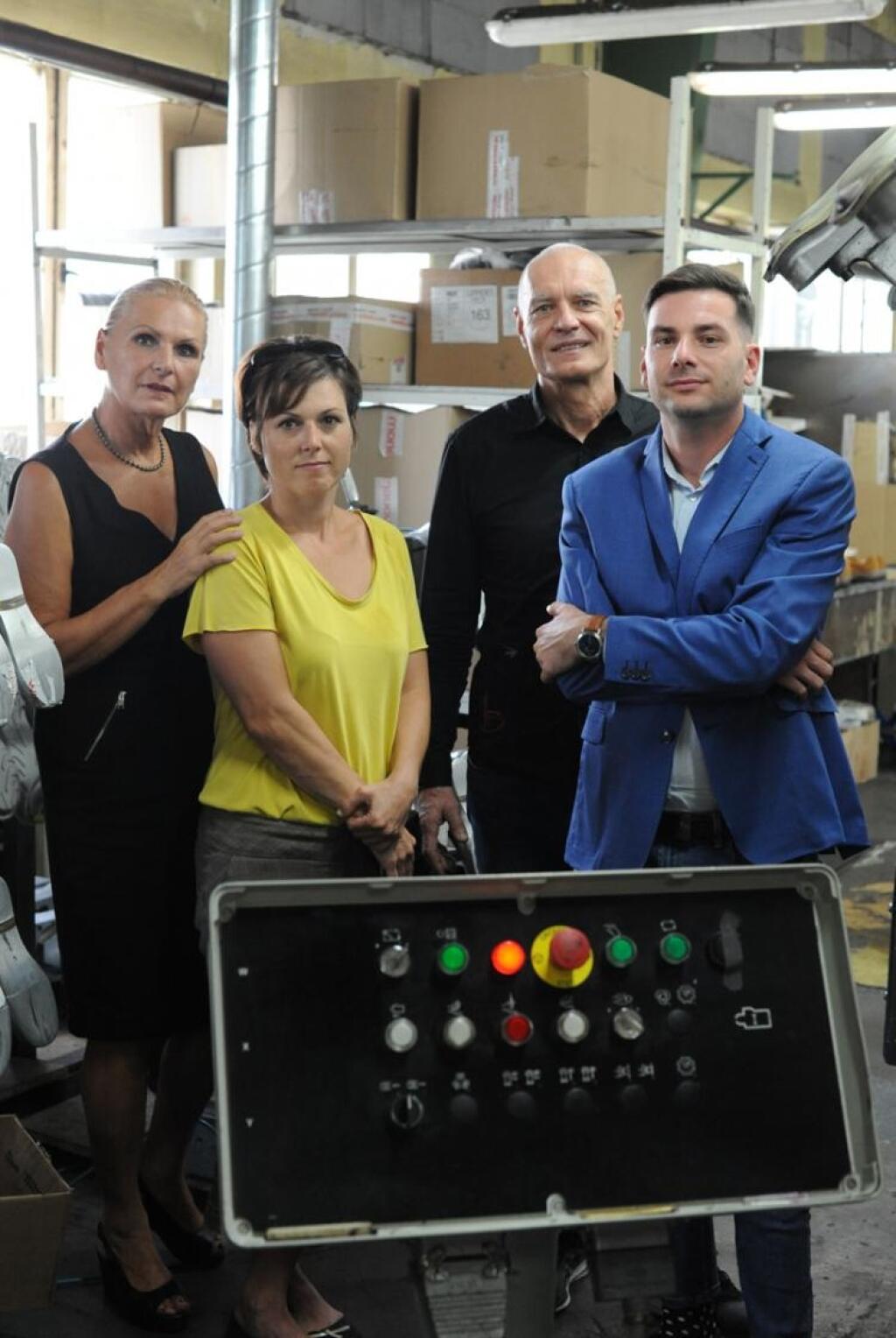 Topánky pohltili celú rodinu. Obúva poštárov i autobrandžu
