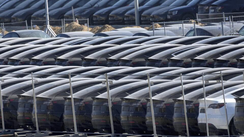 EBE 8 Grünheide - Automobily Tesla sú zaparkované v novej továrni Tesla Gigafactory na elektrické autá v Grünheide pri Berlíne v Nemecku v utorok 22. marca 2022. Americký výrobca elektromobilov Tesla otvára svoju prvú európsku továreň na okraji Berlína. Spoločnosť tvrdí, že jej nová „Gigafactory“ zamestná 12 000 ľudí a ročne vyrobí 500 000 vozidiel. FOTO TASR/AP
Tesla cars are parked at the new Tesla Gigafactory for electric cars in Gruenheide near Berlin, Germany, Tuesday, March 22, 2022. Elect