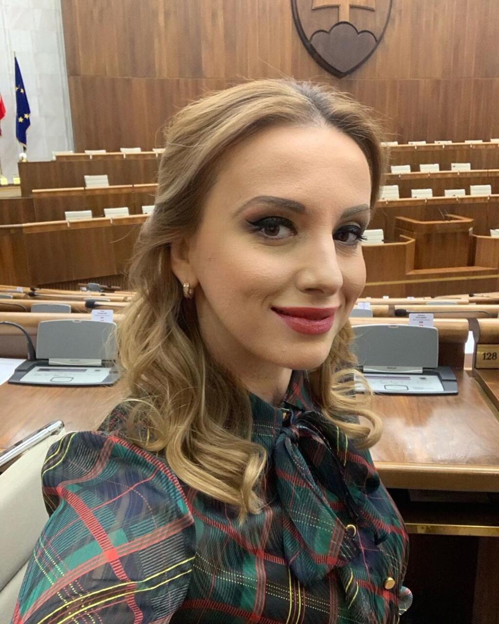 Tak Boris si vie vybrať... Zo strany Sme rodina vzišlo hneď niekoľko sexi poslankýň. S parlamentom sa síce rozlúčila Martina Šimkovičová, ale pokračuje v ňom Adriana Pčolinská.