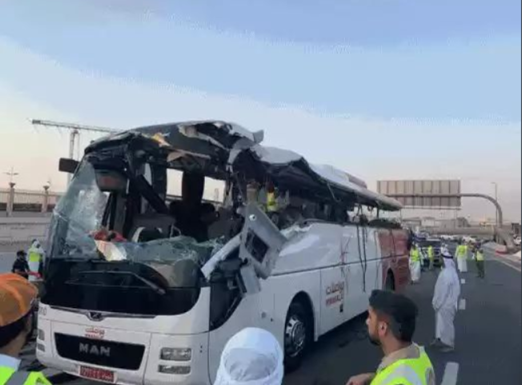 Новости дубая сегодня самые свежие. Автобус туристический разбитый. Автомобильная авария в Дубае.