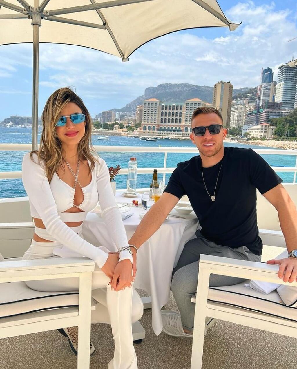 Carolina Miarelli a Arthur Melo si radi užívajú spoločné chvíle a zdá sa, že si veľmi rozumejú. Sú zamilovaní až po uši.