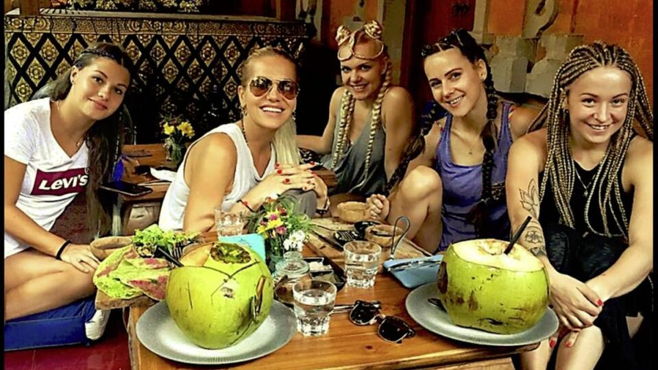 Dara Rolins si prenajala dom na Bali, kde pravidelne dovolenkuje s dcérou Laurou a svojimi tanečnicami.