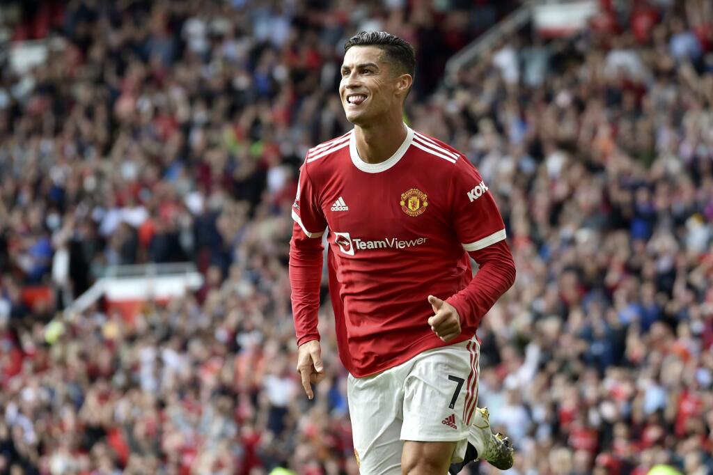 KK65 Manchester - Futbalista Manchestru United Cristiano Ronaldo sa teší z gólu počas zápasu 4. kola anglickej Premier League Manchester United - Newcastle United 11. septembra 2021 v Manchestri. FOTO TASR/AP
Manchester United's Cristiano Ronaldo celebrates after scoring the opening goal during the English Premier League soccer match between Manchester United and Newcastle United at Old Trafford stadium in Manchester, England, Saturday, Sept. 11, 2021. (AP Photo/Rui Vieira)