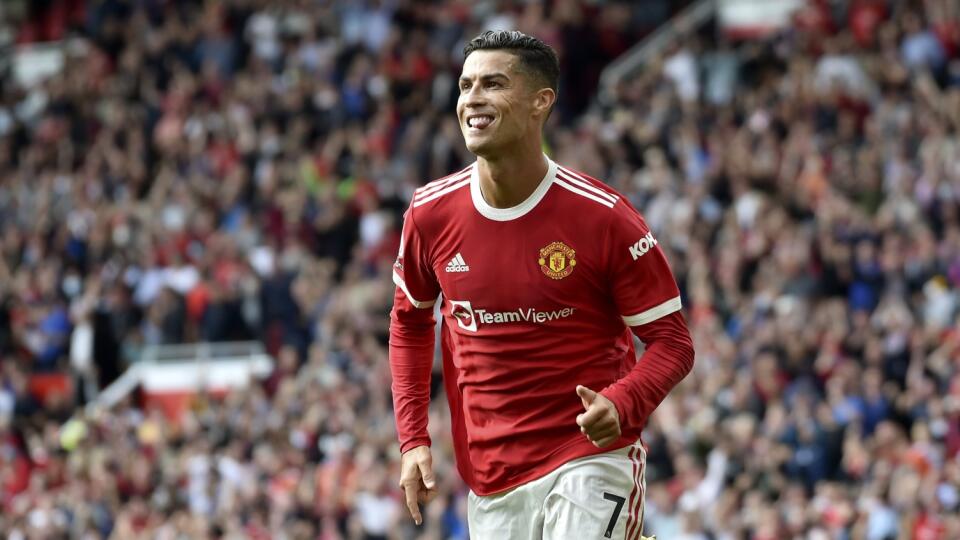 KK65 Manchester - Futbalista Manchestru United Cristiano Ronaldo sa teší z gólu počas zápasu 4. kola anglickej Premier League Manchester United - Newcastle United 11. septembra 2021 v Manchestri. FOTO TASR/AP
Manchester United's Cristiano Ronaldo celebrates after scoring the opening goal during the English Premier League soccer match between Manchester United and Newcastle United at Old Trafford stadium in Manchester, England, Saturday, Sept. 11, 2021. (AP Photo/Rui Vieira)