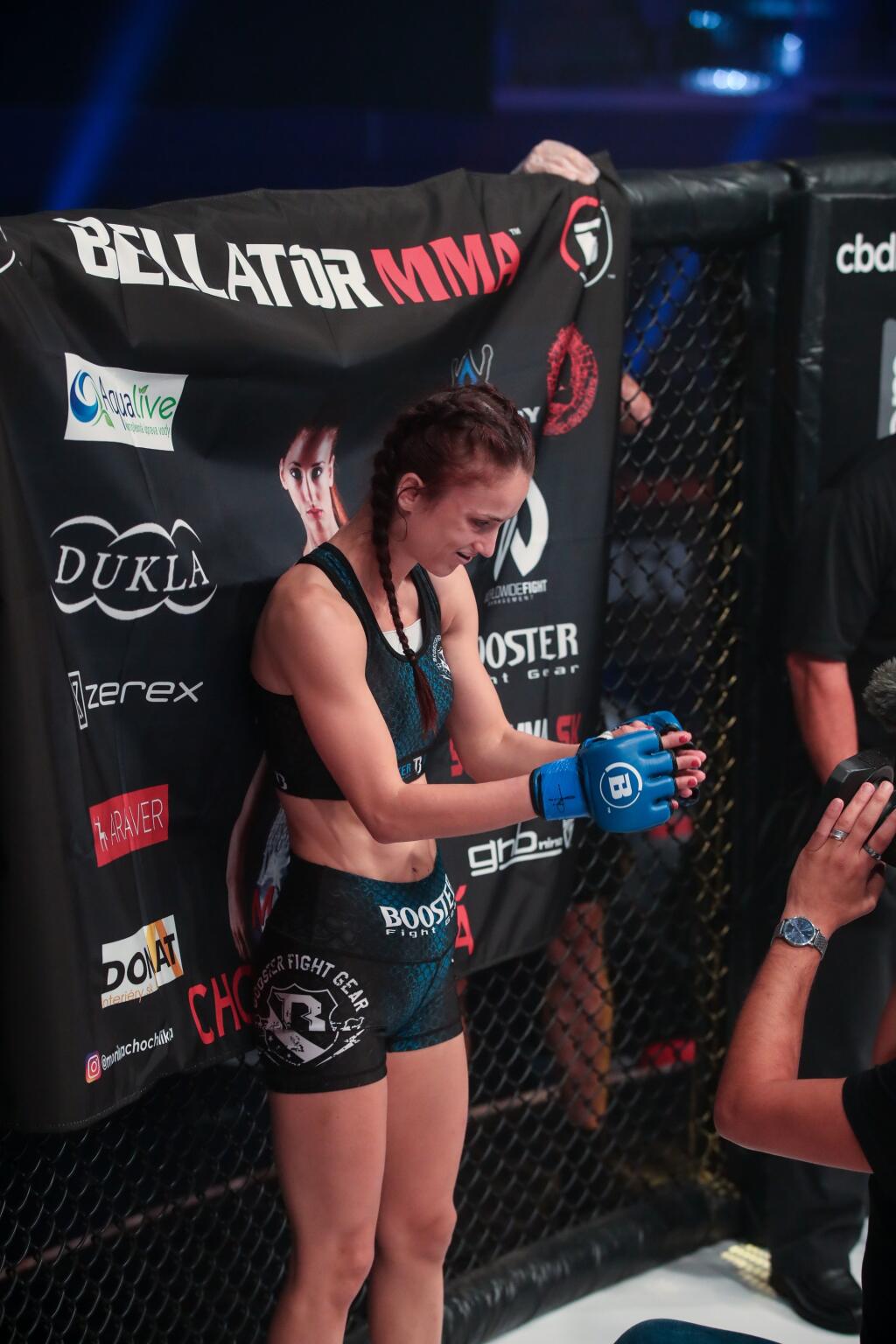 Chochlíkovú pred zápasom pobavil komentátor zápasu, ktorý mal poriadny problém vysloviť jej priezvisko. S priezviskom mal Bellator problém aj na svojich stránkach.
