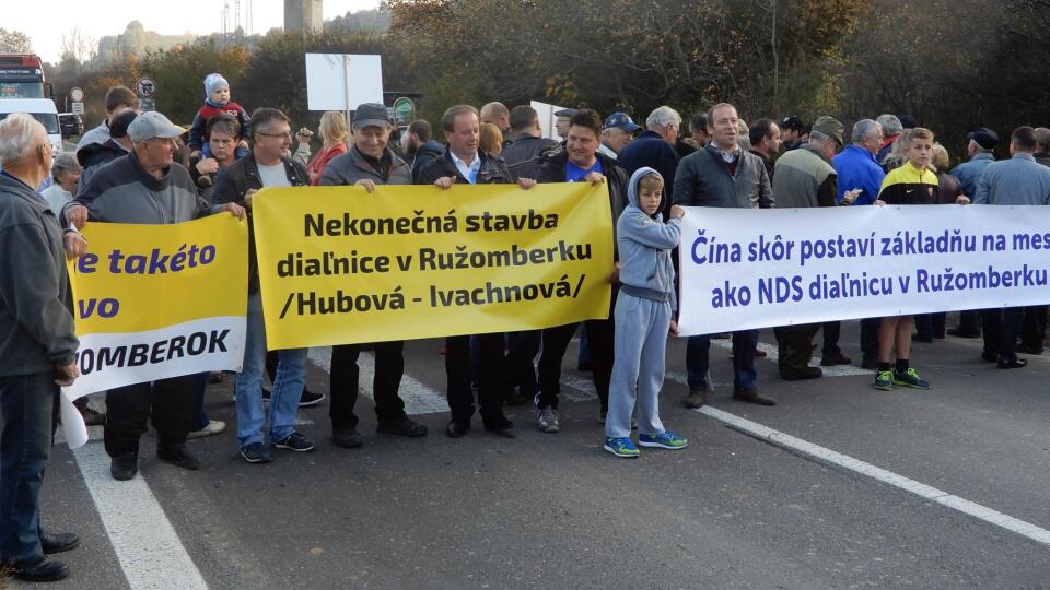 Liptáci pre (ne)stavbu D1 a R1 zablokovali cesty.