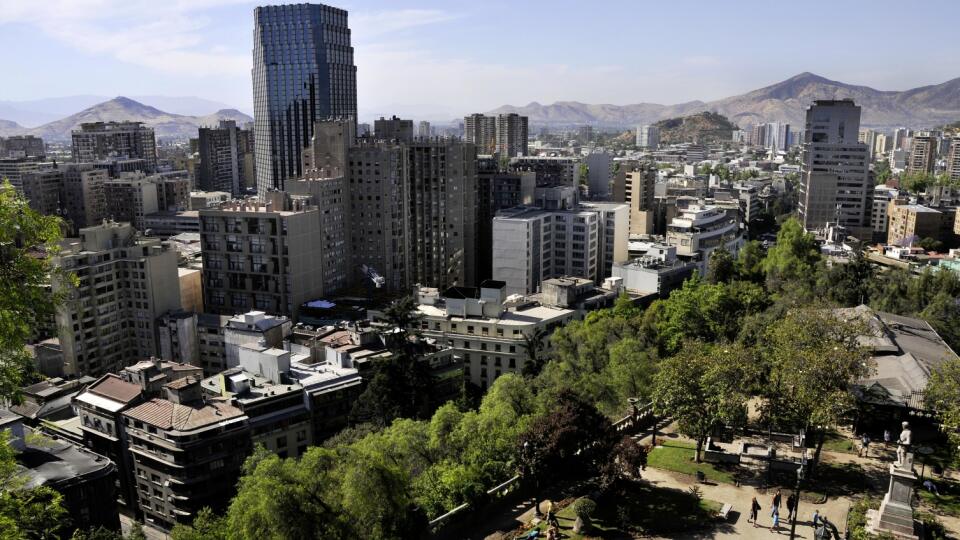 HORY A MESTO Santiago je fúziou prírody a architektúry.