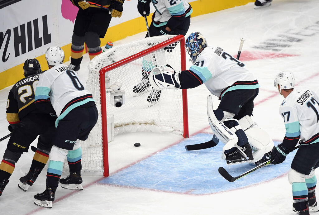 Nemecký brankár Philipp Grubauer po inkasovaní prvého gólu od Vegas Golden Knights.