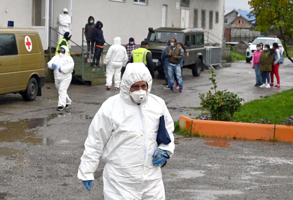 Na snímke testovania rómskych obyvateľov v spolupráci s príslušníkmi Ozbrojených síl SR v rómskej osade v Trebišove v rámci preventívnych opatrení k zamedzeniu šírenia koronavírusu. V Trebišove 13. októbra 2020. FOTO TASR - Roman Hanc