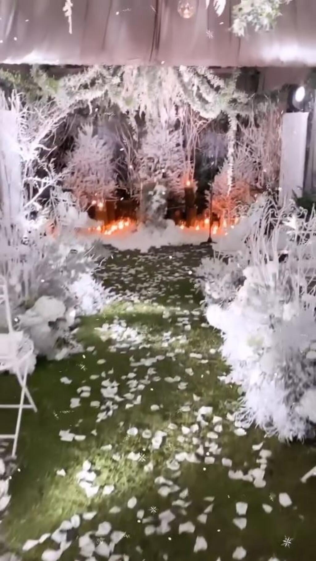 Gyömbérovci si na prípravu svadby najali svadobnú plánovačku, ktorá si veru dala záležať. Svadba slovenského futbalistu bola ako zo zimnej rozprávky. Pri pohľade natieto zábery sa budete cítiť ako v ľadovom kráľovstve.