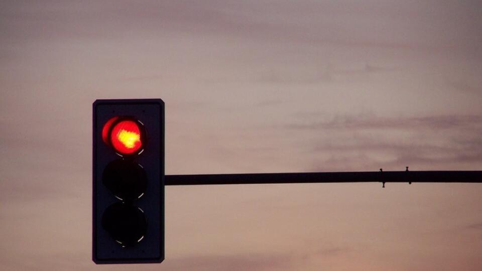 Taxikár dostal pokutu za to, že prešiel na červenú. On však len chcel upozorniť políciu na únoscu v aute.