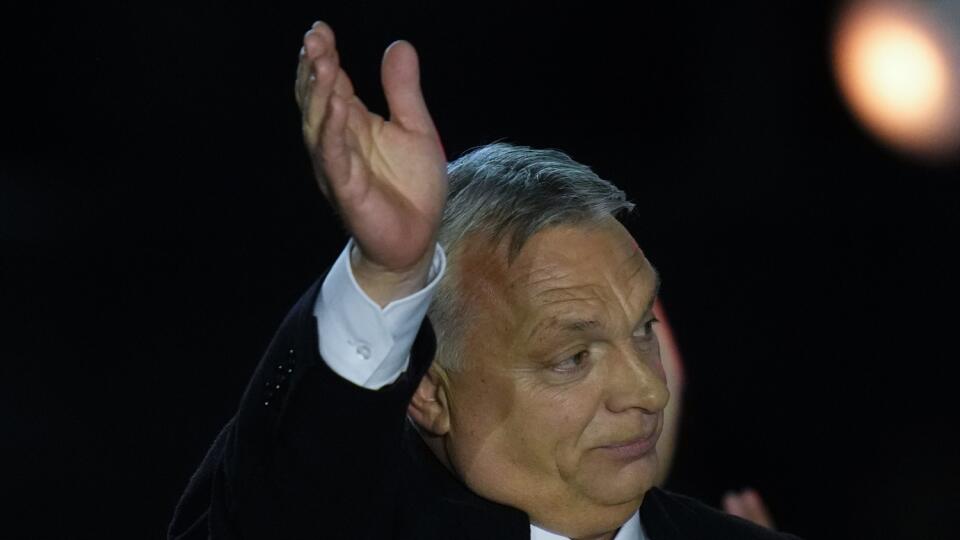 WA 18 Budapešť - Maďarský premiér Viktor Orbán máva počas volebnej noci po parlamentných voľbách a referende o zákone na ochranu detí v Budapešti v nedeľu 3. apríla 2022. Vládny blok strán Fidesz-KDNP maďarského premiéra Viktora Orbána, ktorý je pri moci od roku 2010, porazil v nedeľňajších parlamentných voľbách zoskupenie šiestich opozičných strán v Jednote za Maďarsko, ktorého lídrom je Péter Marki-Zay. FOTO TASR/AP
Hungary's Prime Minister Viktor Orban acknowledges cheering supporters during
