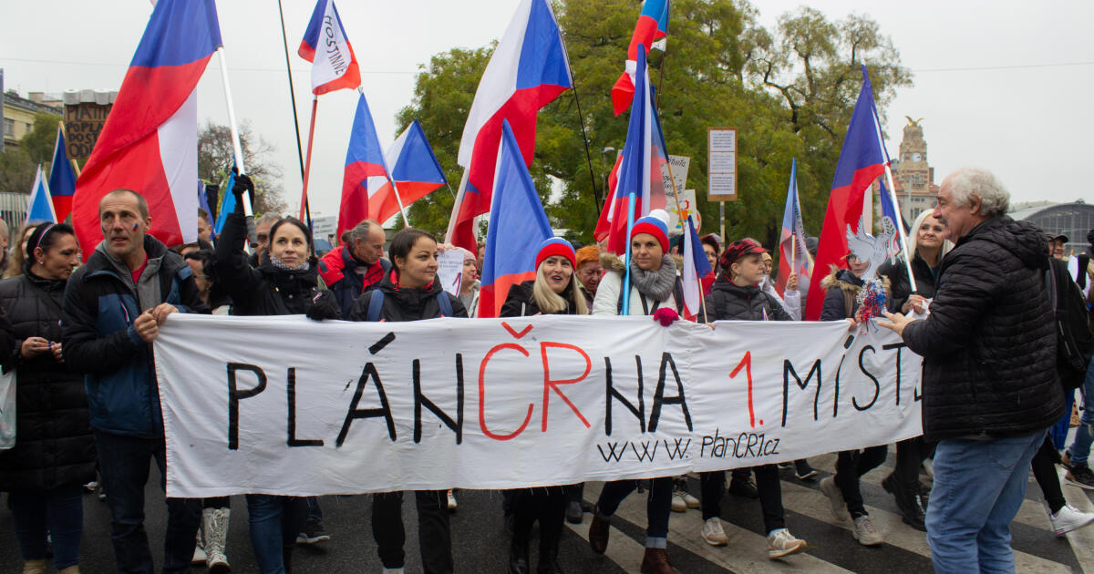 Demonštranti v ČR protestovali pred budovou ČT | TREND
