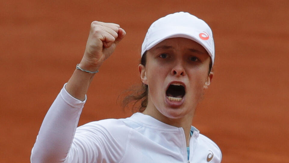 KK15 Paríž - Poľská tenistka Iga Swiateková sa teší v zápase proti Argentínčanke Nadii Podorskej v semifinále dvojhry na grandslamovom turnaji Roland Garros 8. októbra 2020 v Paríži. FOTO TASR/AP
Poland's Iga Swiatek clenches her fist after scoring a point against Argentina's Nadia Podoroska in the semifinal match of the French Open tennis tournament at the Roland Garros stadium in Paris, France, Thursday, Oct. 8, 2020. (AP Photo/Christophe Ena)