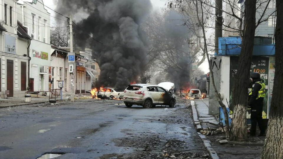 Autá horia po ruskom raketovom útoku v ukrajinskom Chersone 24. decembra 2022.