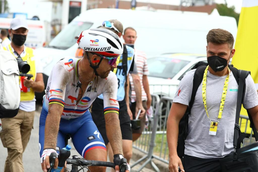Na cyklistov čakalo jedenásť úsekov s kockami, ktoré ich v 5. etape poriadne vyčerpali a preverili. Sagan navyše zažil tvrdý pád, ktorý mu na pohode nepridal. Do cieľa prišiel poriadne zafúľaný.
