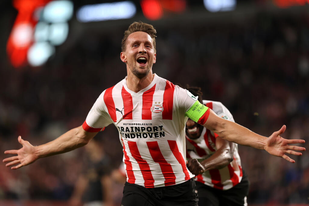Útočník Luuk de Jong hráva za Holandsko, no narodil sa vo Švajčiarsku.
