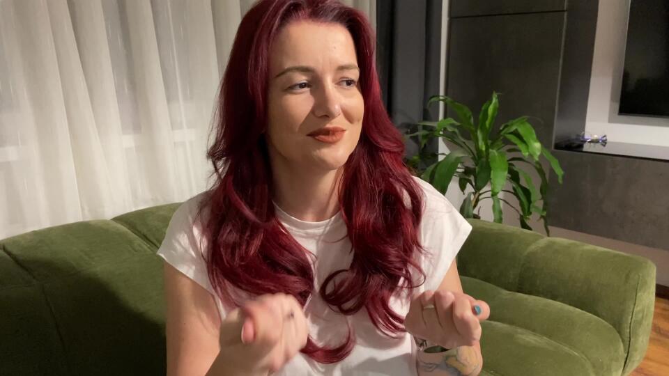 Nasratá žena miluje vtip a nebojí sa ukázať aj to, čo ostatné skrývajú!