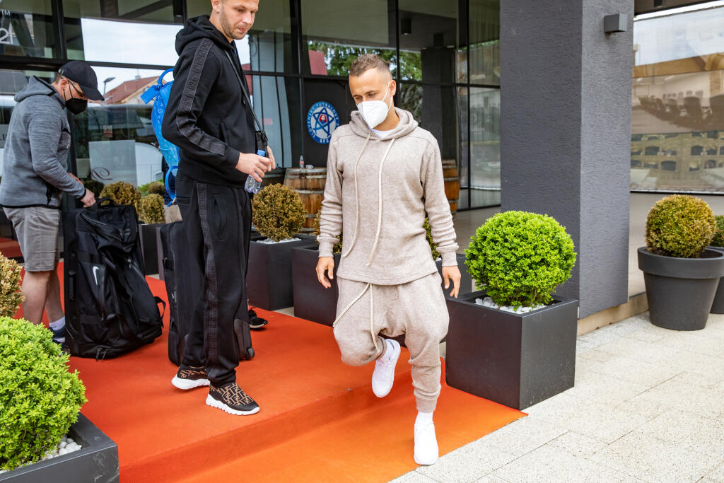 Záložník Neapola Stanislav Lobotka dorazil medzi poslednými.