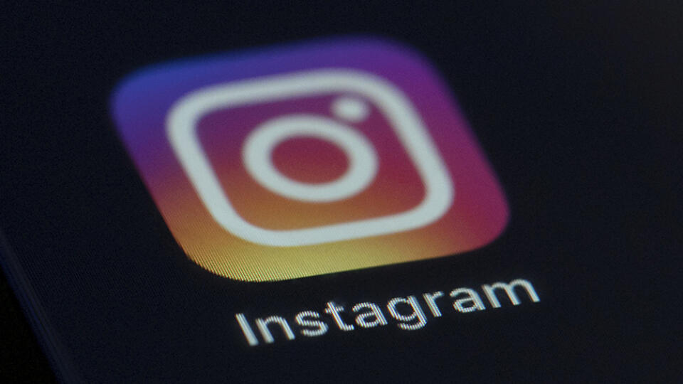 PK 18 archív New York - Na archívnej snímke z 23. augusta 2019 logo aplikácie Instagram je viditeľné na obrazovke mobilného zariadenia v New Yorku. Írsko udelilo sociálnej sieti Instagram pokutu v rekordnej výške 405 miliónov eur za to, že porušila nariadenia o nakladaní s údajmi detí a mladistvých. V pondelok 5. septembra 2022 to oznámila tamojšia Komisia na ochranu údajov (DPC). FOTO TASR/AP
FILE - This Friday, Aug. 23, 2019 photo shows the Instagram app icon on the screen of a mobile device
