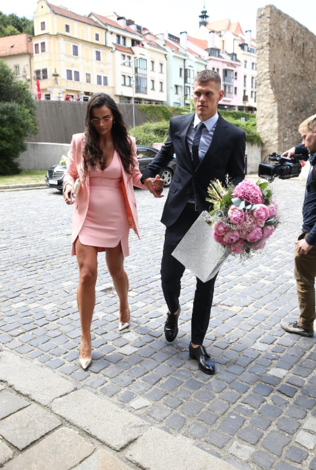 Škrtelova manželka sa často na verejnosti neobjavuje, keď tak urobí, je stredobodom pozornosti. Stalo sa tak aj na svadbe futbalistu Adama Nemca, kde prišla bez podprsenky.