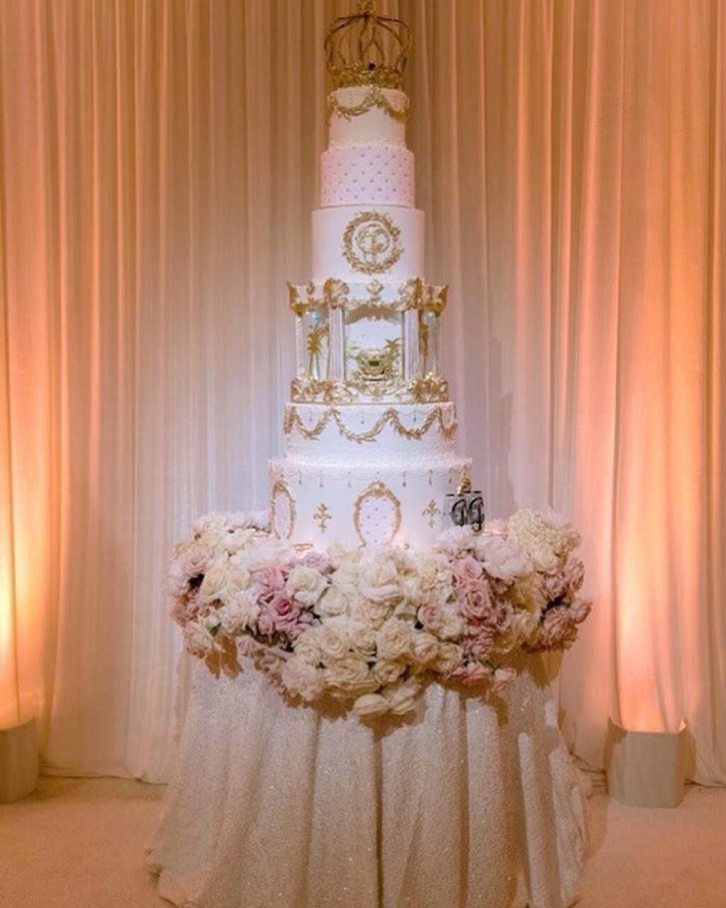 Niekoľkometrová torta Paris Hilton je priam umeleckým dielom. Na svadbu s Carterom Reumom ju pripravila populárna pekárka známa v celebritných kruhoch, Joanie & Leigh’s Cakes. 5,5-metrovú tortu zdobili iniciály oboch zaľúbencov aj koruna v 24-karátovom zlate.