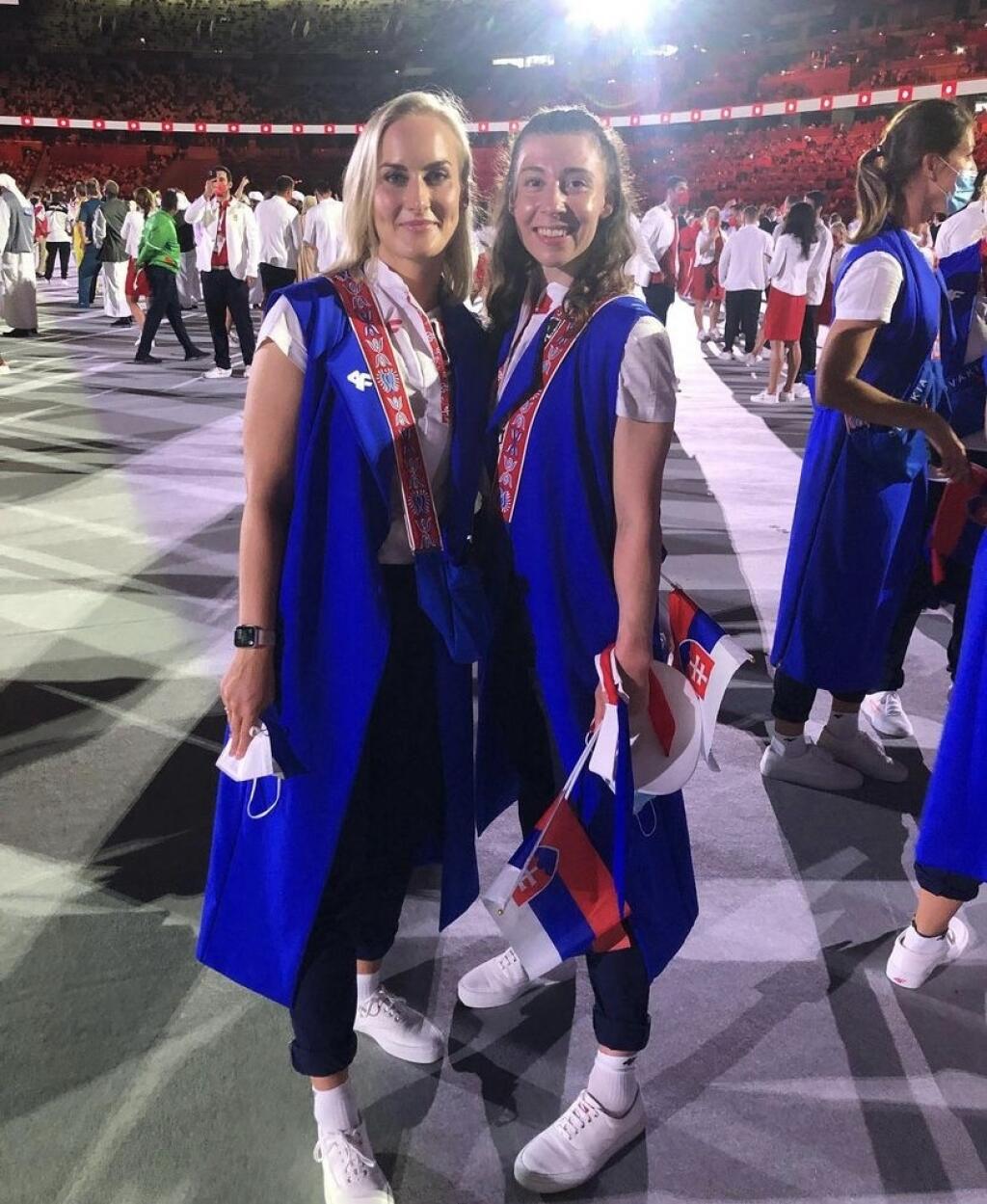 Hoci stolná tenistka Barbora Balážová a gymnastka Barbora Mokošová patria medzi najkrajšie slovenské športovkyne, ani im dlhý plášť priveľmi nesvedčal.