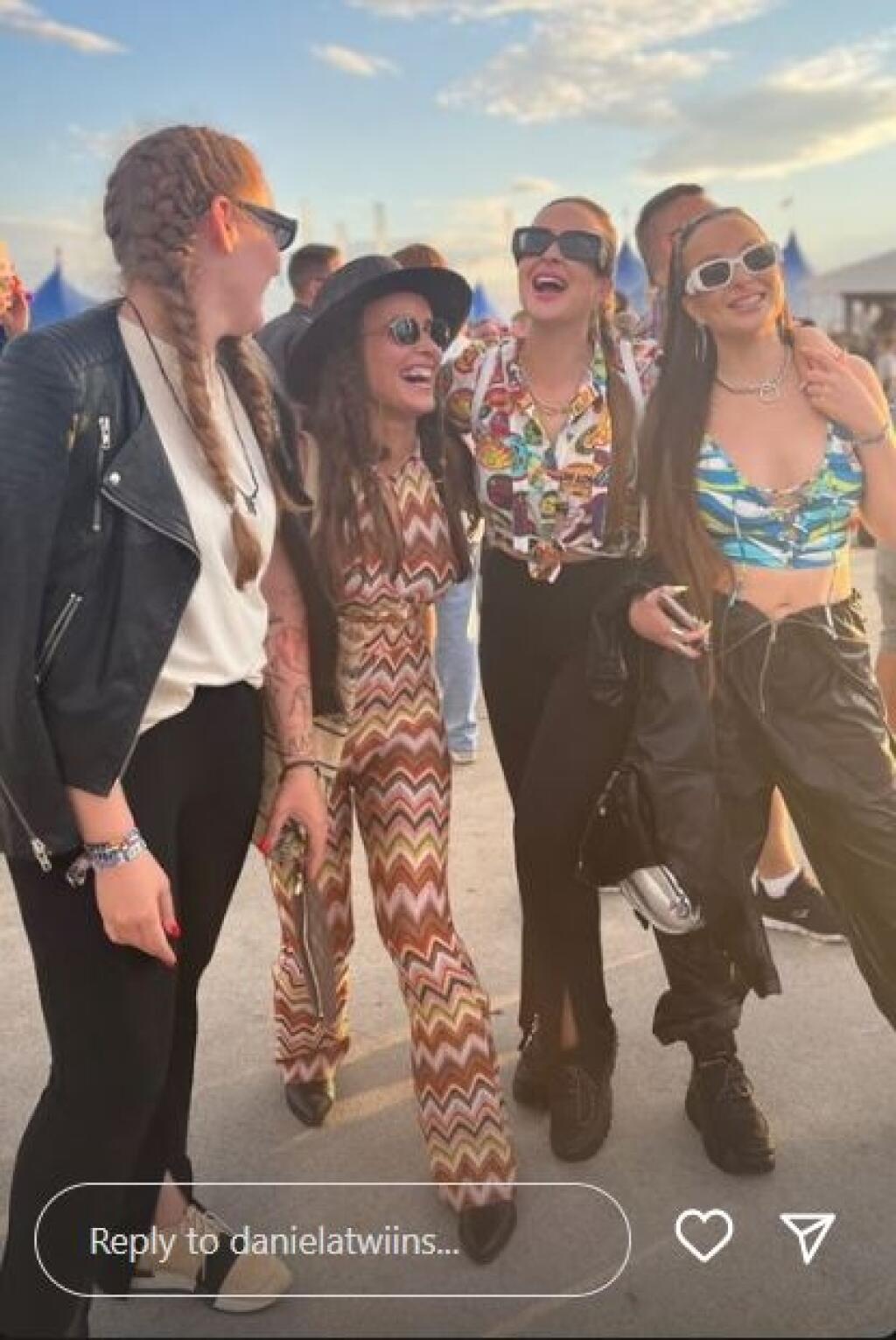 Twiinsky, sestry Veronika a Daniela Nízlové, stavili na dlhé nohavice, keďže večer poriadne prituhlo.