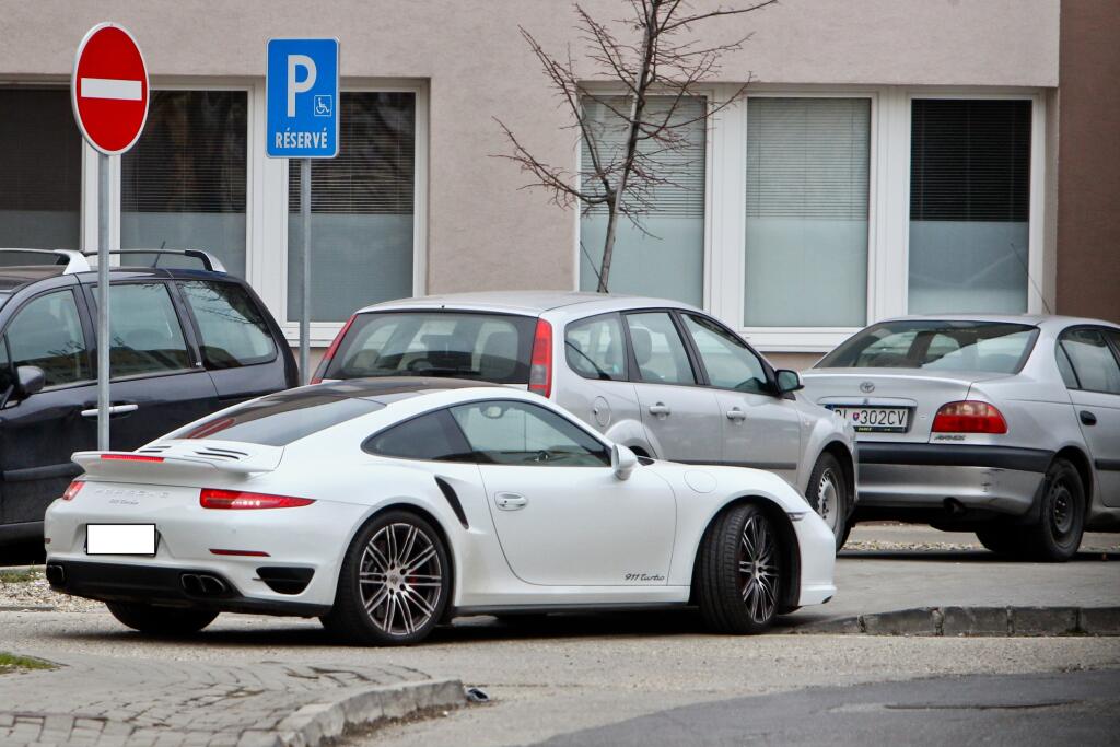 Už v minulosti Cibulková ukázala, že si dopraje a na autách nešetrí. Vozila sa v luxusnom bielom Porsche.