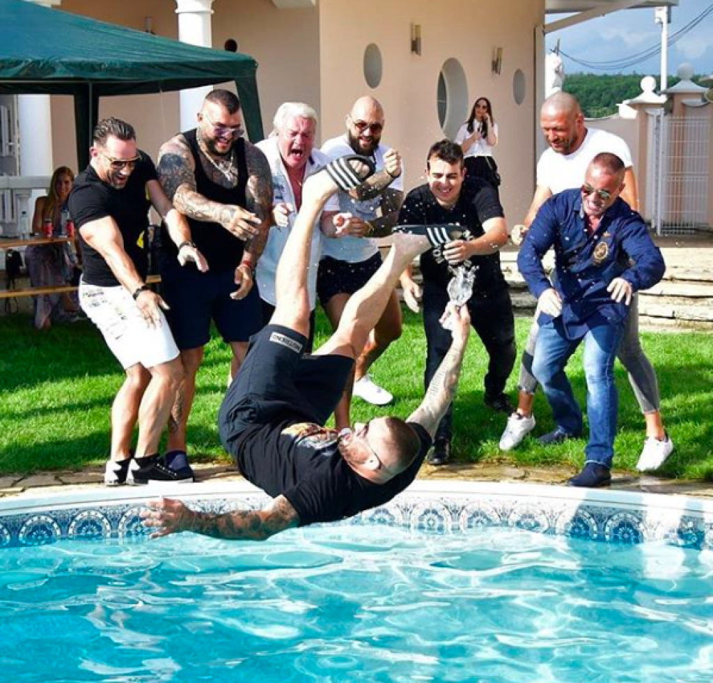 Legendárny český MMA zápasník Karlos Vémola si oslavu užíval vo veľkom štýle.
