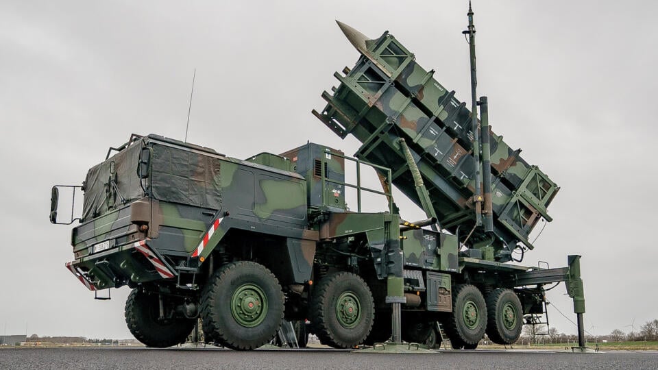 WA 48 archív Schwesing - Na archívnej snímke zo 17. marca 2022 systém protivzdušnej a protiraketovej obrany Patriot nemeckej armády sa nachádza na vojenskom letisku Schwesing. Nemecko sa pripojí k Spojeným štátom a dodá Ukrajine systémy protivzdušnej a protiraketovej obrany Patriot. Oznámil to Biely dom vo štvrtok po telefonáte nemeckého kancelára Olafa Scholza a amerického prezidenta Joea Bidena. FOTO TASR/DPA
ARCHIV - 17.03.2022, Schleswig-Holstein, Schwesing: Ein gefechtsbereites Flugabwehrr