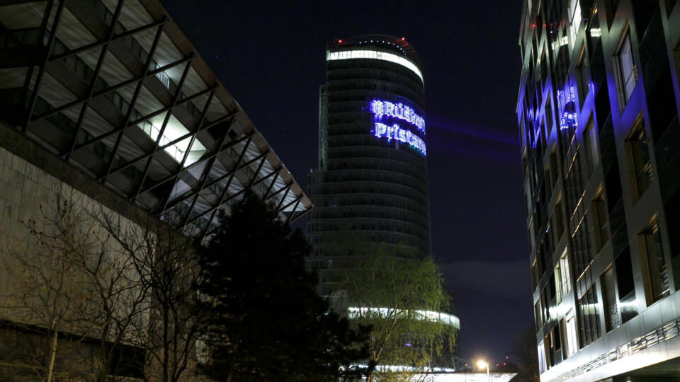Na snímke špeciálna svetelná projekcia na budove Národnej banky Slovenska (NBS) s nápisom #RúškoTiPristane v súvislosti s pandémiou koronavírusu v Bratislave 23. marca 2020. FOTO TASR - Dano Veselský
