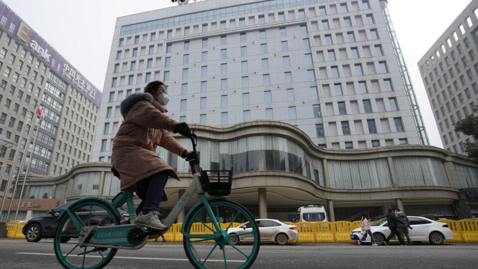WA 23 Wu-chan - Žena na bicykli prechádza okolo hotela, v ktorom skupina odborníkov Svetovej zdravotníckej organizácie (WHO) ukončila dvojtýždňovú karanténu v čínskom meste Wu-chan vo štvrtok 28. januára 2021. Úlohou tímu je v spolupráci s čínskymi vedcami zistiť, či sa dá spätne vystopovať pôvod nového typu koronavírusu. Koronavírus, ktorý spôsobuje chorobu COVID-19, najprv zistili pred vyše rokom v spomínanom stredočínskom meste Wu-chan. Pátranie po pôvode koronavírusu je politicky citlivá zá