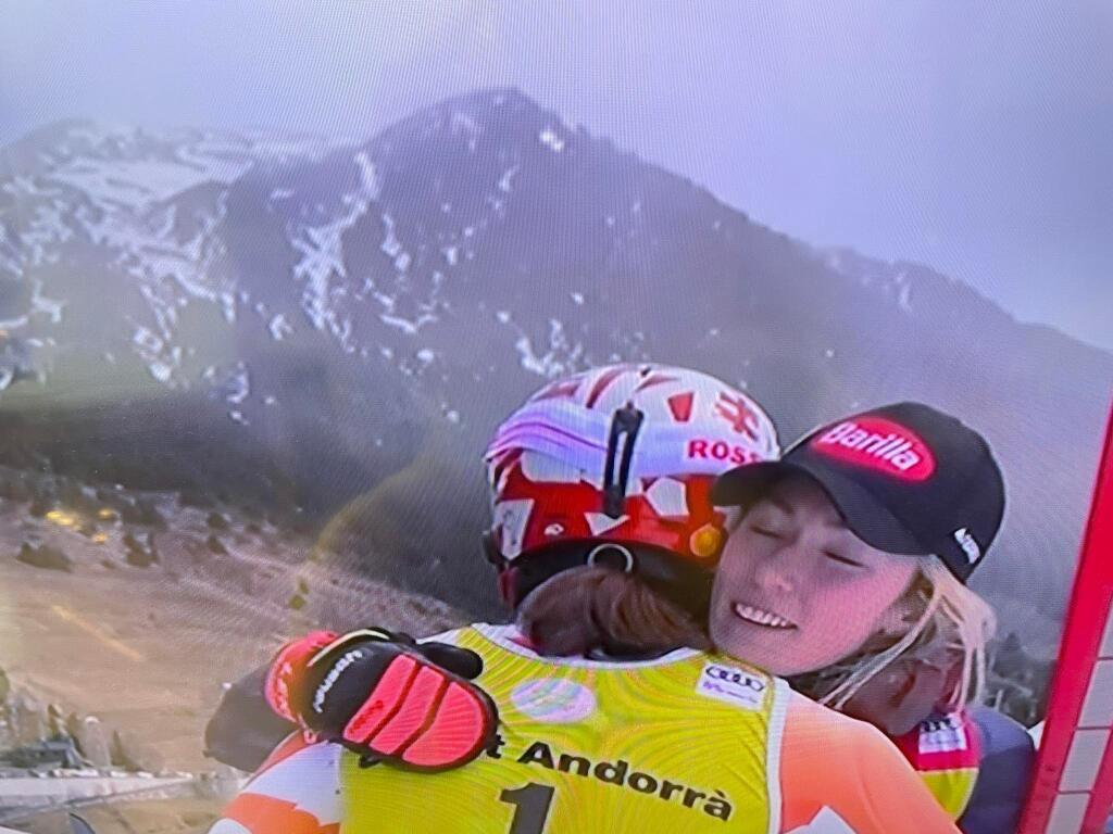 Shiffrinová síce nebola spokojná s 3. miestom, následne však Vlhovej pogratulovala k víťazstvu a vyobjímali sa.