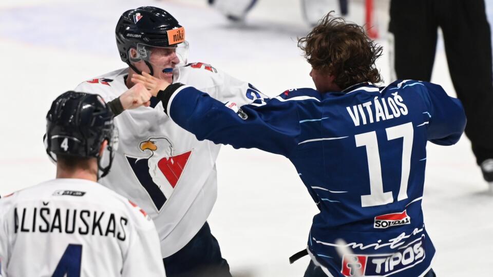 Na snímke zľava hráč Slovana Peter Kundrík a hráč Nitry Martin Vitáloš sa bijú počas štvrtého štvrťfinálového zápasu Kaufland play off Tipos extraligy HK Nitra a HC Slovan Bratislava v Nitre v pondelok 5. apríla 2021. FOTO TASR - Lukáš Grinaj