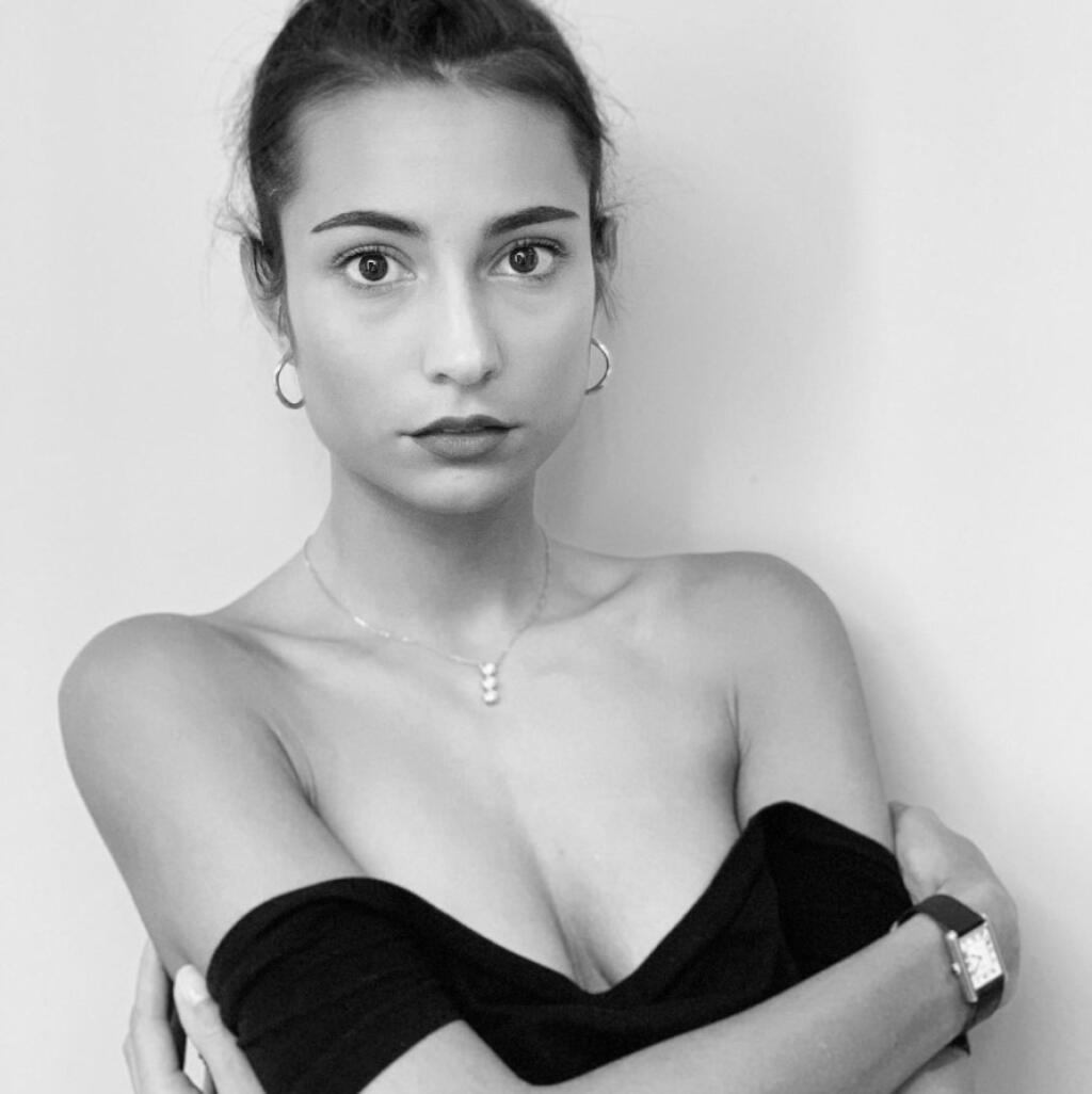 Priateľka talianskeho obrancu Manuela Locatelliho Thessa je takisto sexi.