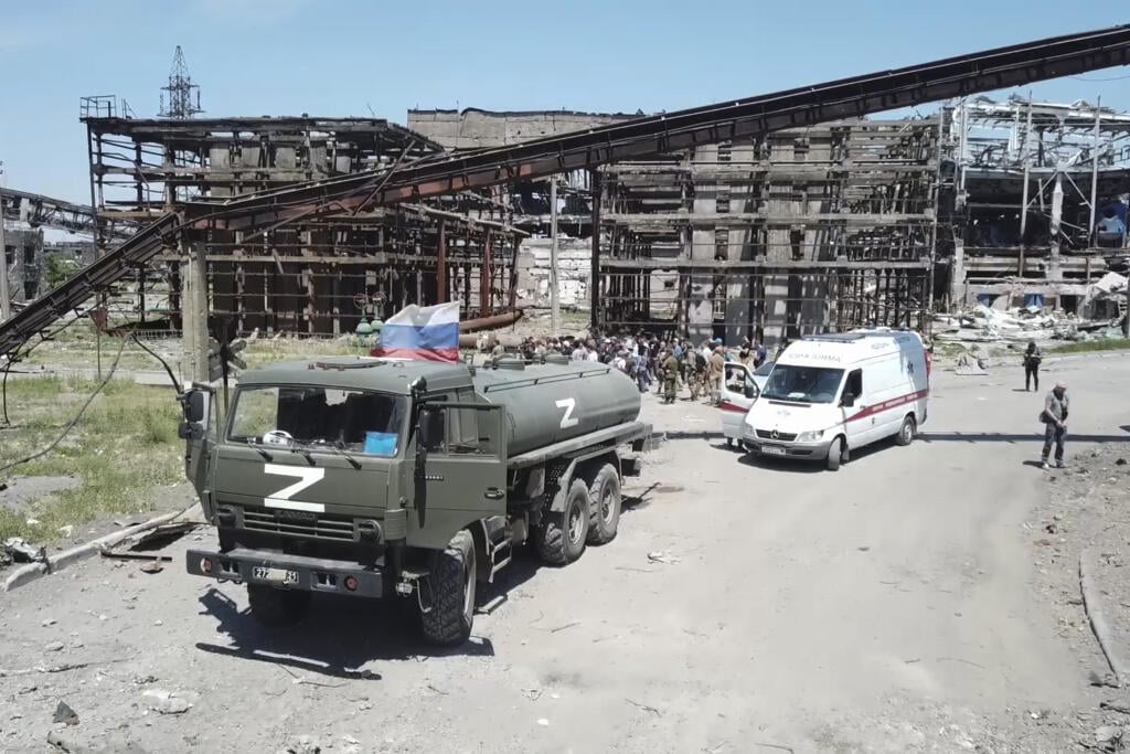 KK39 Mariupol - Na snímke z videa, ktoré zverejnilo ruské ministerstvo obrany v pondelok 13. júna 2022 ruské armádne vozidlo stojí pred oceliarňami Azovstaľ v zničenom ukrajinskom prístavnom meste Mariupol, ovládanom ruskými silami. Závod bol takmer úplne zničený počas obliehania Mariupola. FOTO TASR/AP
In this photo taken from video released by the Russian Defense Ministry on Monday, June 13, 2022, Russian military vehicle stand next to the Metallurgical Combine Azovstal plant, in Mariupol, on 