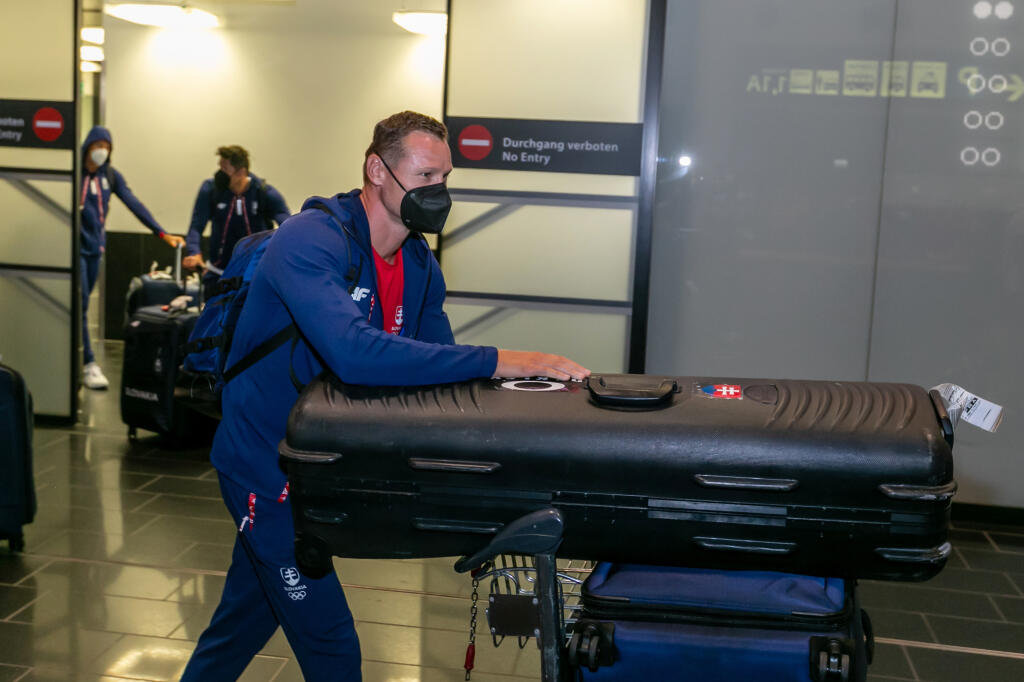 Takto vyzeral príchod bronzového štvorkajaku z olympiády v Tokiu.