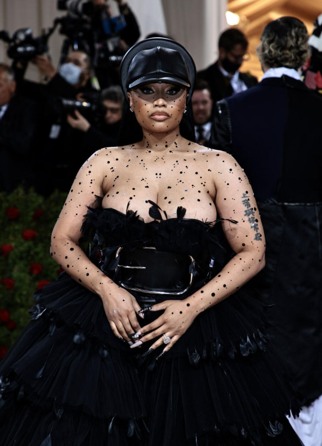 Nicki Minaj hrozilo, že jej každú chvíľu spadnú šaty a odhalia dekolt