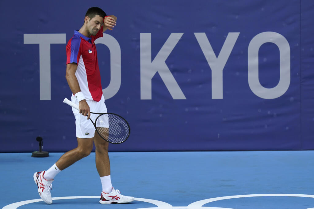 KK21 Tokio - Srbský tenista Novak Djokovič si utiera tvár v zápase proti Hugovi Dellienovi z Bolívie v 1. kole dvojhry na letných olympijských hrách 24. júla 2021 v Tokiu. FOTO TASR/AP
Novak Djokovic, of Serbia, wipes sweat of his face during the first round of the tennis competition at the 2020 Summer Olympics, Saturday, July 24, 2021, in Tokyo, Japan. (AP Photo/Seth Wenig)