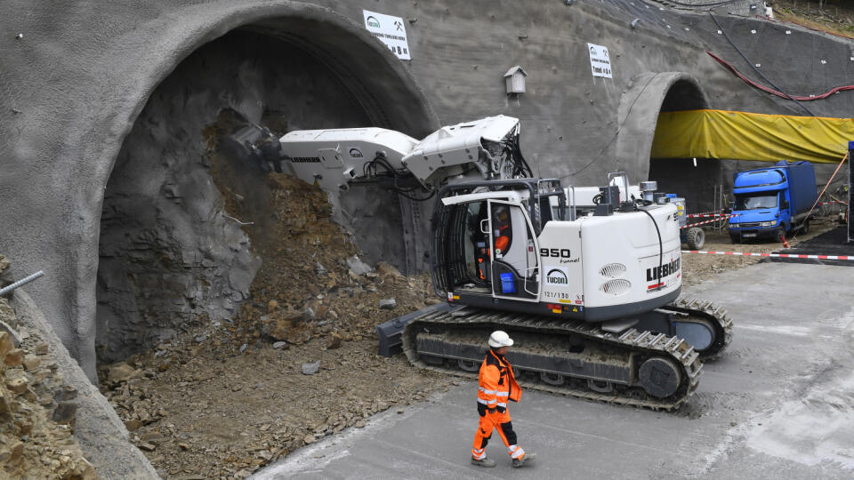 Tunel Bikoš, súčasť rýchlostnej cesty R4 Prešov, severný obchvat mesta Prešov začali raziť od severného portálu dňa 5. júna 2020 za účasti ministra dopravy a výstavby SR Andreja Doležala a ďalších hostí. V Prešove 5. júna 2020. FOTO TASR – Milan Kapusta