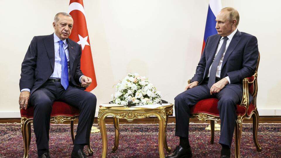 JB 32 Teherán - Ruský prezident Vladimir Putin (vpravo) sa rozpráva so svojím tureckým náprotivkom Recepom Tayyipom Erdoganom počas ich stretnutia v Teheráne 19. júla 2022. FOTO TASR/AP
Russian President Vladimir Putin, right, listens to Turkish President Recep Tayyip Erdogan during their meeting at the Saadabad palace, in Tehran, Iran, Iran, Tuesday, July 19, 2022. (Sergei Savostyanov, Sputnik, Kremlin Pool Photo via AP)