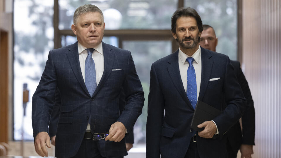 Na snímke zľava premiér SR Robert Fico, podpredseda vlády SR a minister obrany SR Robert Kaliňák (obaja Smer-SD) prichádzajú na 7. schôdzu vlády SR v Bratislave v pondelok 4. decembra 2023. FOTO TASR - Martin Baumann