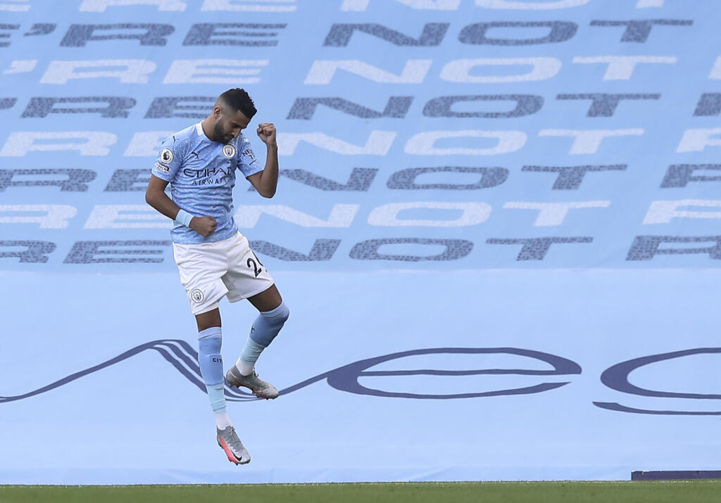 WA 95 Manchester - Futbalista Manchestru City Riyad Mahrez sa teší po strelení gólu v zápase 3. kola anglickej Premier League Manchester City - Leicester City v Manchestri 27. septembra 2020. FOTO TASR/AP
Manchester City's Riyad Mahrez celebrates after scoring the opening goal of the game during the English Premier League soccer match between Manchester City and Leicester City at the Etihad stadium in Manchester, England, Sunday, Sept. 27, 2020. (Martin Rickett/Pool via AP)