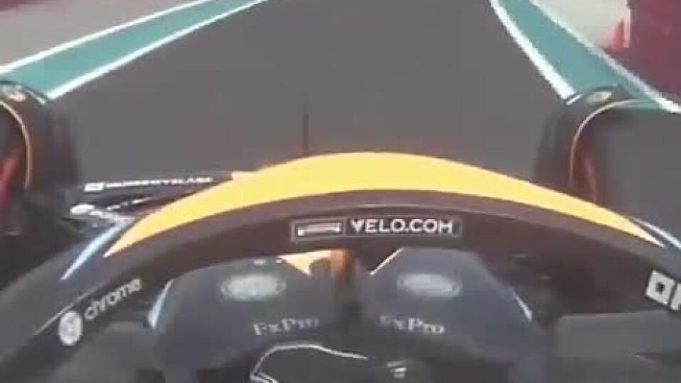 Lando Norris takmer zrazil človeka, ten si evidentne neuvedomoval nebezpečenstvo, ktoré mu hrozilo.