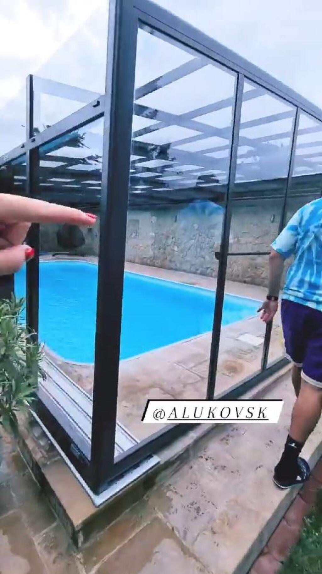 Attilova rodinka si okrem iného môže užívať parádny bazén, v ktorom sa rodičia najnovšie môžu so synom Attilkom kúpať aj v zime. Môže za to strecha, ktorú Véghovcom musel priniesť a nainštalovať žeriav.