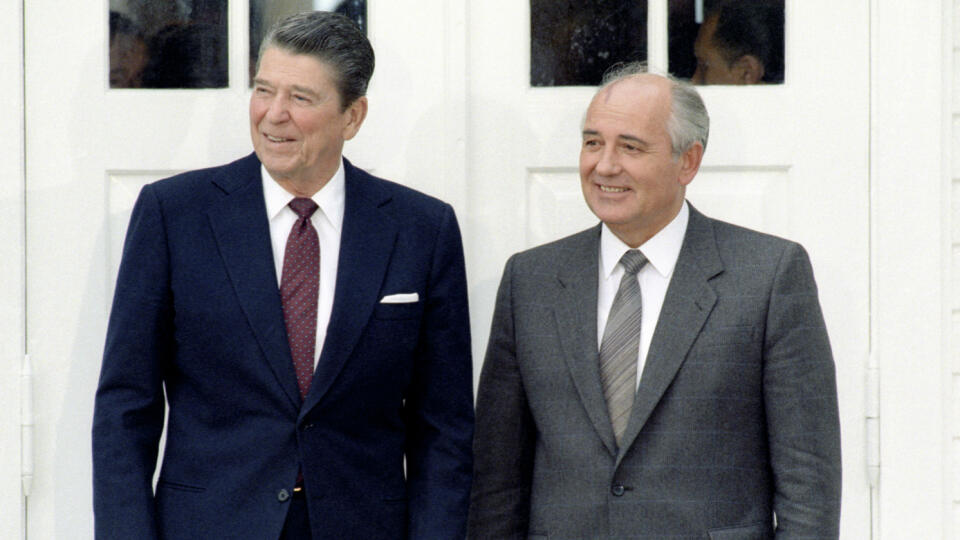 UVOĽŇOVANIE VZŤAHOV
Ronald Reagan, vľavo, a tvorca perestrojky generálny tajomník ÚV KSSZ Michail Gorbačov v roku 1986.