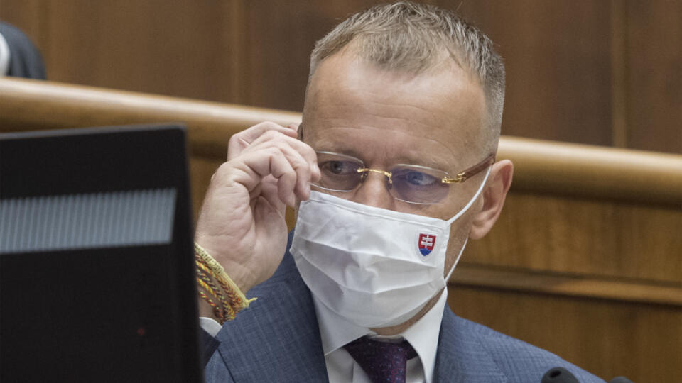 Na snímkepredseda NR SR Boris Kollár (Sme rodina) počas mimoriadnej schôdze NR SR, na ktorej sa poslanci budú venovať vládnej novele zákona o ochrane, podpore a rozvoji verejného zdravia, 13. októbra 2020 v Bratislave. FOTO TASR - Martin Baumann