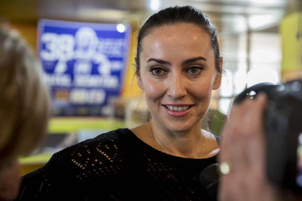 Na snimke Maria Demitrova pocas svojej navstevy Zakladnej skoly Pavla Demitru v Dubnici nad Vahom, v den nedozitych 42 narodenin tohoto tragicky zosnuleho slovenskeho hokejistu.