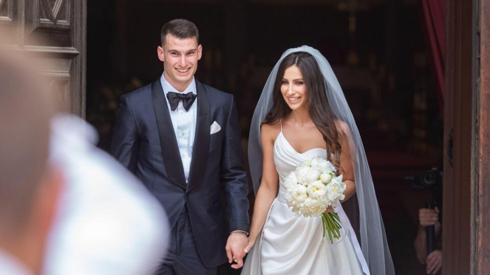 Chorvátsky brankár Dominik Livakovič a jeho krásna manželka Helena. Gólman Dinama Záhreb sa okrem toho môže pochváliť aj príťažlivou mamou.